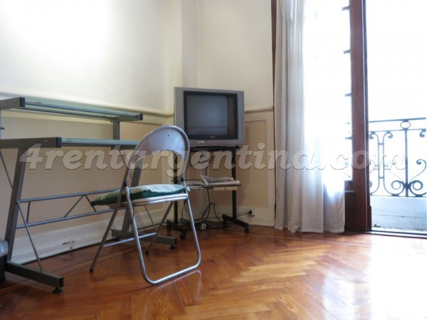 H. Yrigoyen and Sarandi: Apartment for rent in Congreso