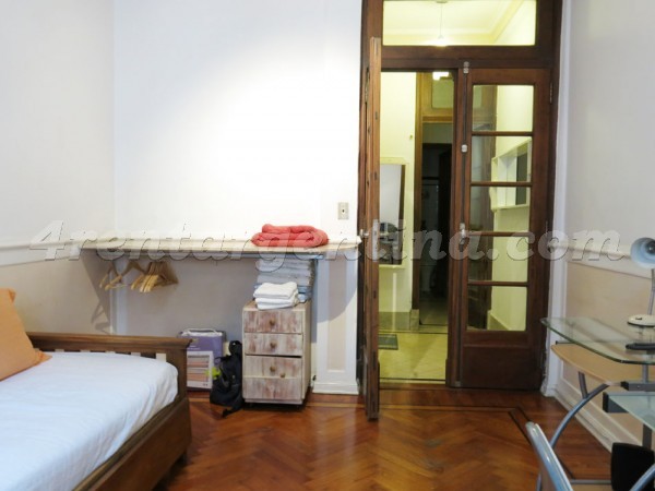 H. Yrigoyen et Sarandi: Apartment for rent in Congreso